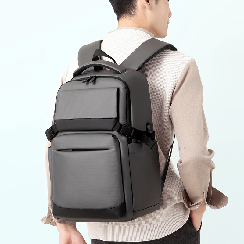 2024 nuevo transfronterizo simple película de cuero hombre mochila de hombro conveniente viaje de negocios bolsa de computadora de estudiantes a prueba de derrames