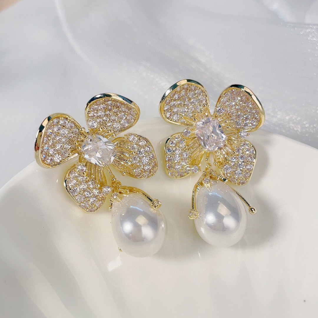 fashionable three dimensional earrings drop-shaped from pearl with…