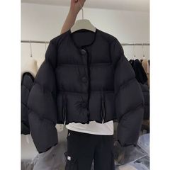 韓国系綿入れの女性はゆったりしていて、カジュアルで厚い綿入れの服を着ています。