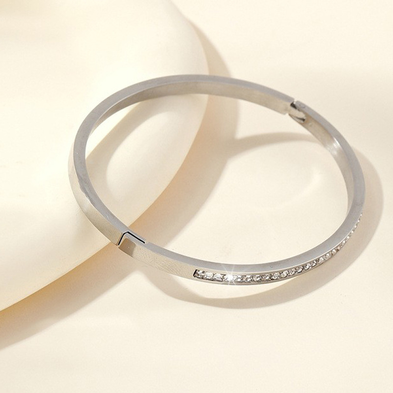 Diamond Inlaid Titanium Steel Bracelet With Square Cut Detail_voghion.com