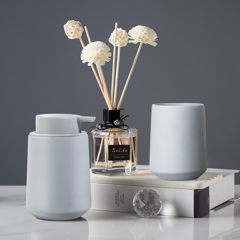 Venta directa de fábrica moda simple textura esmerilada resina muñeco de nieve de dos piezas botella de loción taza