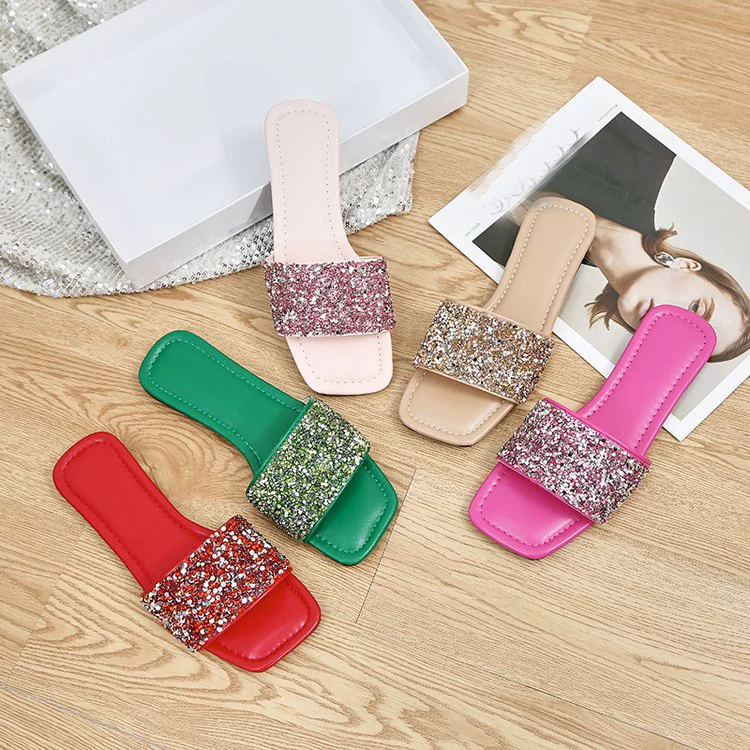 Женские тапочки с пайетками, летние новинки 2025 года, модные плоские сандалии в стиле европейских и американских интернет-знаменитостей, стильные босоножки с открытым носком и стразами для экспорта.