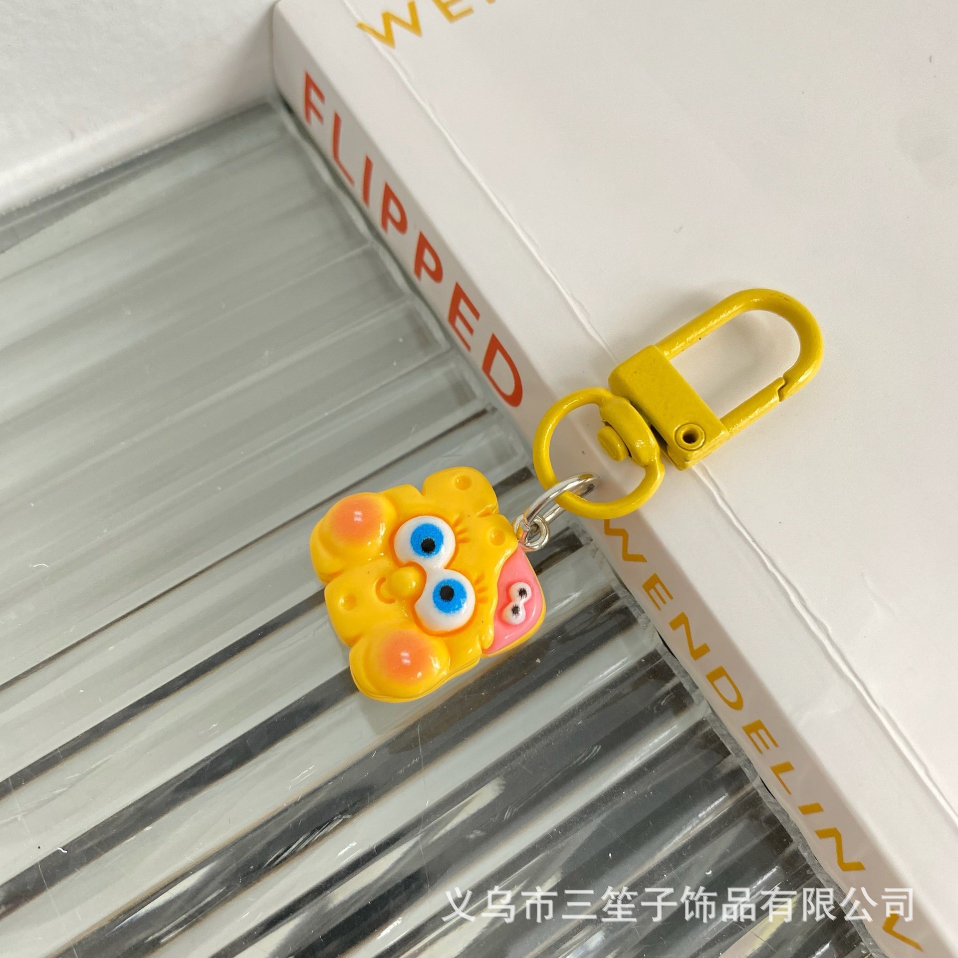 Resina pareja de dibujos animados hecho a mano Bob Esponja llavero 2025 nuevo lindo pequeño colgante estudiante caliente accesorios