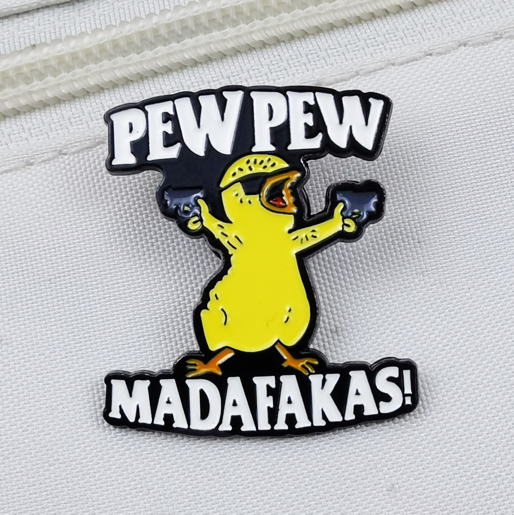 Dibujos animados transfronterizos doble pistola pequeña insignia de pato amarillo creativo atractivo divertido joyería de aleación ropa mochila accesorios broche