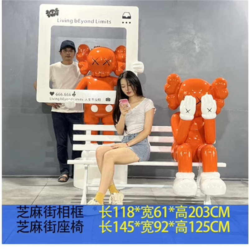 Kawsの置物の大きいサイズの暴力の熊の彫刻のネットの赤いカードのデパートの公園の店の入り口の客間の着地する装飾品|undefined