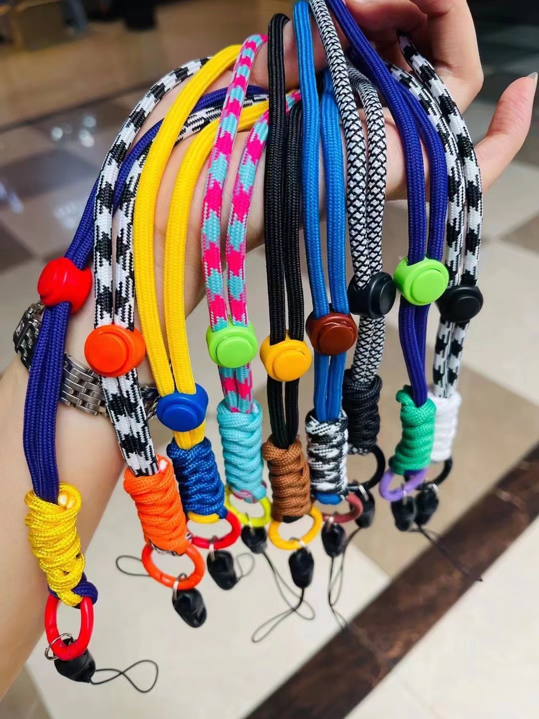 Nuevo teléfono móvil contraste color cordón Halter anti-perdido ajustable muñeca cuerda llavero cuerda trenzada hecha a mano cuerda de mano de dos colores