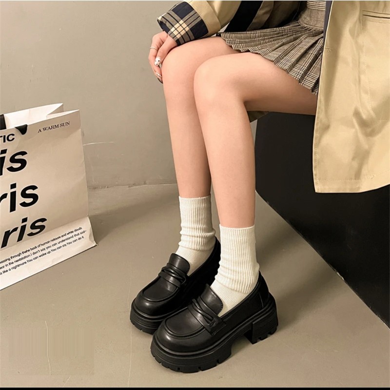 Zapatos de viaje Lefour mujeres 2026 nueva primavera y verano versátil suela gruesa un pedazo negro tacones gruesos zapatos de cuero británicos pequeños