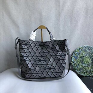 �ձ�ˮͰ���ﶬˮ����������ͨ�ڰ��׺���������Ů�μ�б���