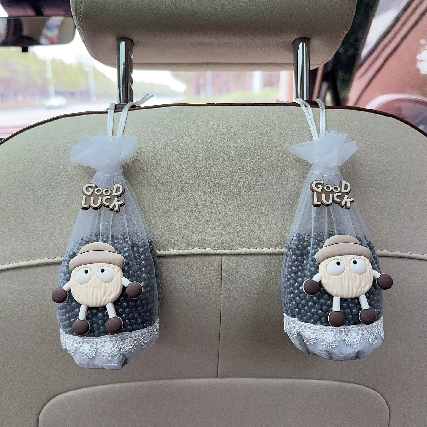 Aika – Carbon Car Air Aktiv kömürlü qoxu uducular - beige-happy-coal-bamboo-charcoal-bag-2pcs