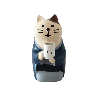 무릎을 꿇고 차를 마시는 흰 고양이