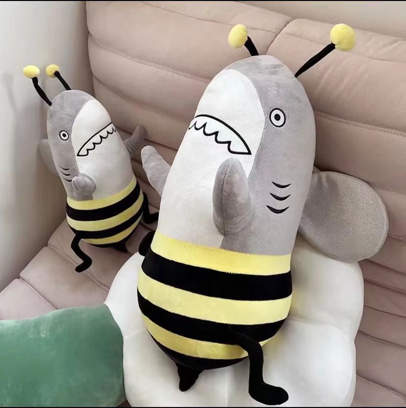 抖音爆款毛绒玩具Shark and Bee鲨鱼和蜜蜂玩具公仔鲨bee毛绒抱枕-阿里巴巴