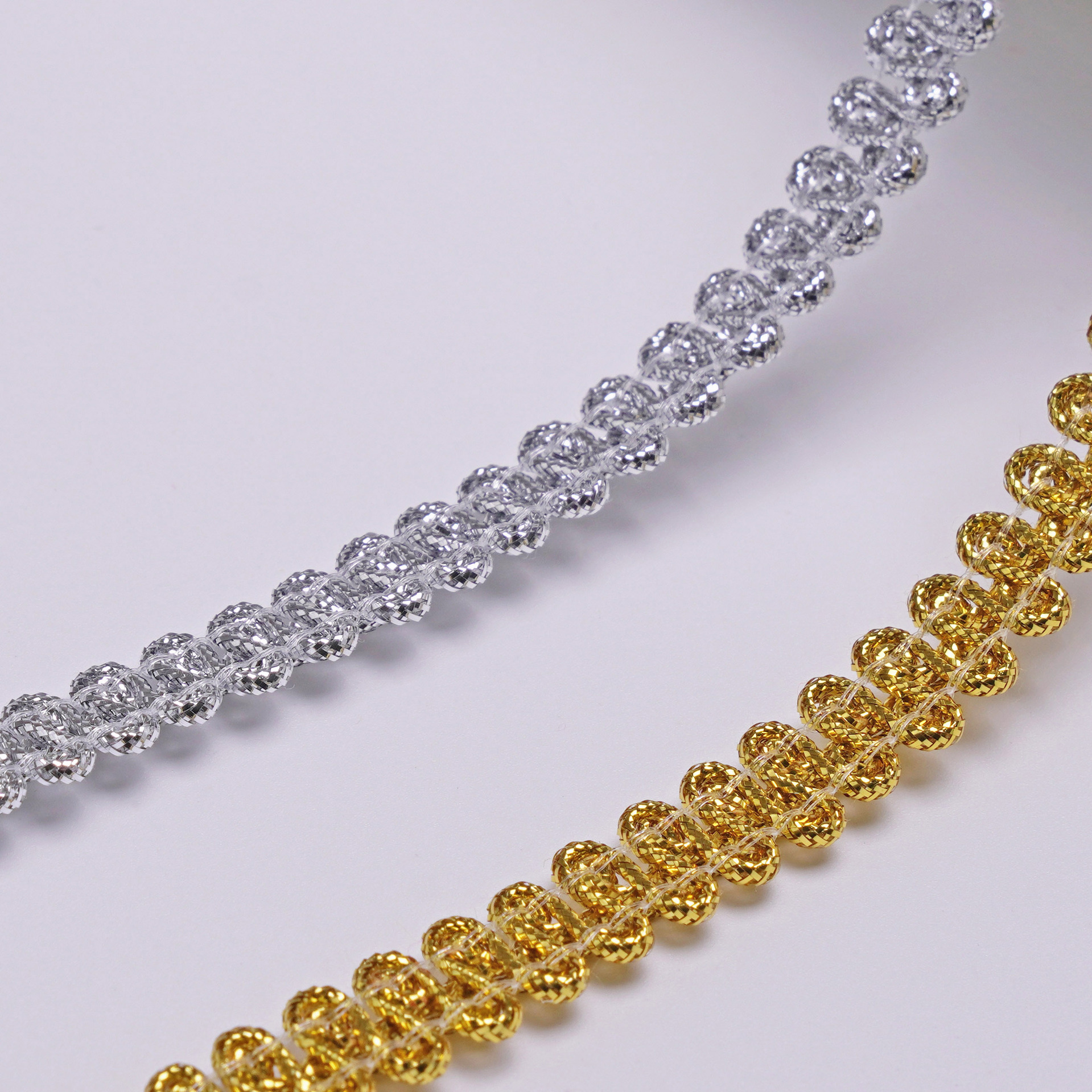 Suministro de stock directo de fábrica 0,8 cm de oro y plata, borde de ciempiés, encaje en espita, ropa, accesorios textiles para el hogar