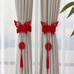 新しい中国式の結婚部屋にカーテンを配置して、結婚用品を縛ります。