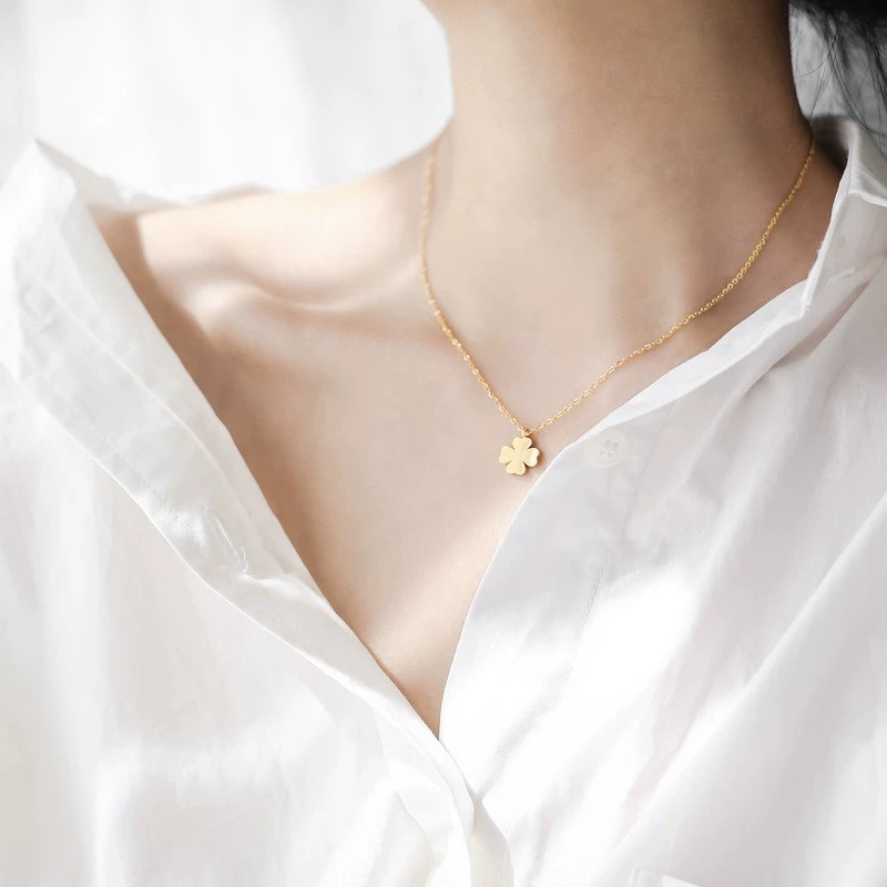 Простой дикий четырехлистный титановый стальной ожерелье женская сеть красная вспышка счастливая золотая цепочка ключицы легкая роскошная цепочка свитера