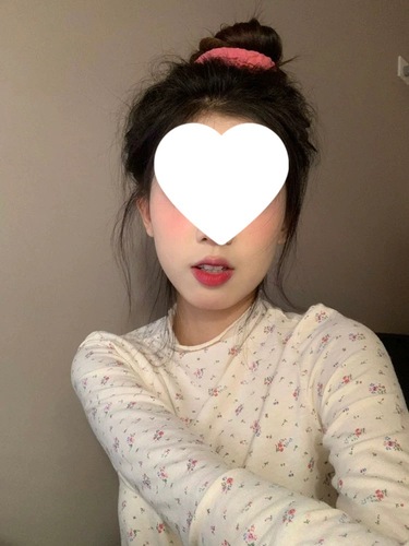 DeRong Ruffled Half-High Neck Base Shirt for Women: Chic Floral Design, Slim-Fit Inner Layer Top in American Style—Perfect for a Spicy Yet Charming Look