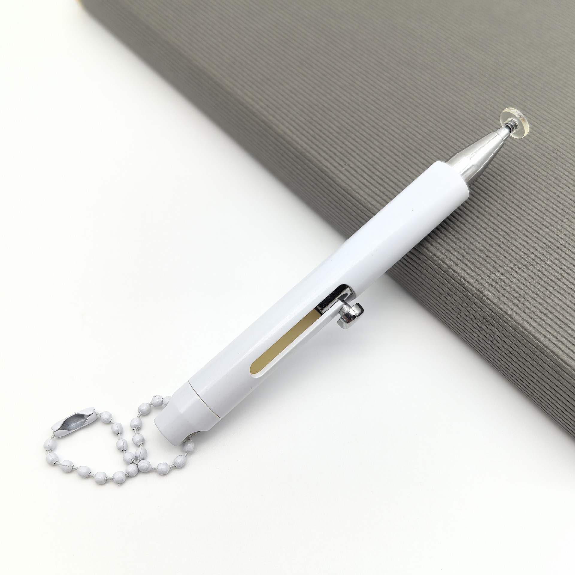 Nuevo lápiz táctil pulsador transfronterizo con electrónica colgante tipo pequeño lápiz de disco recubierto UV hermoso lápiz de mano