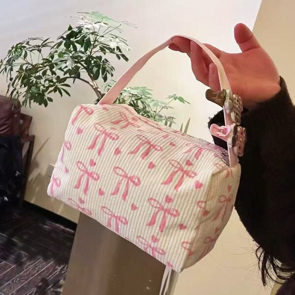 Capacious cosmetic bag with zipper