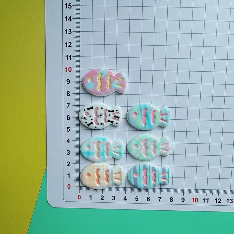 漫画カラフルなストライプの魚樹脂 diy アクセサリージュエリー小さなアクセサリー携帯電話ケースヘアピンヘッドロープペンダント素材|undefined