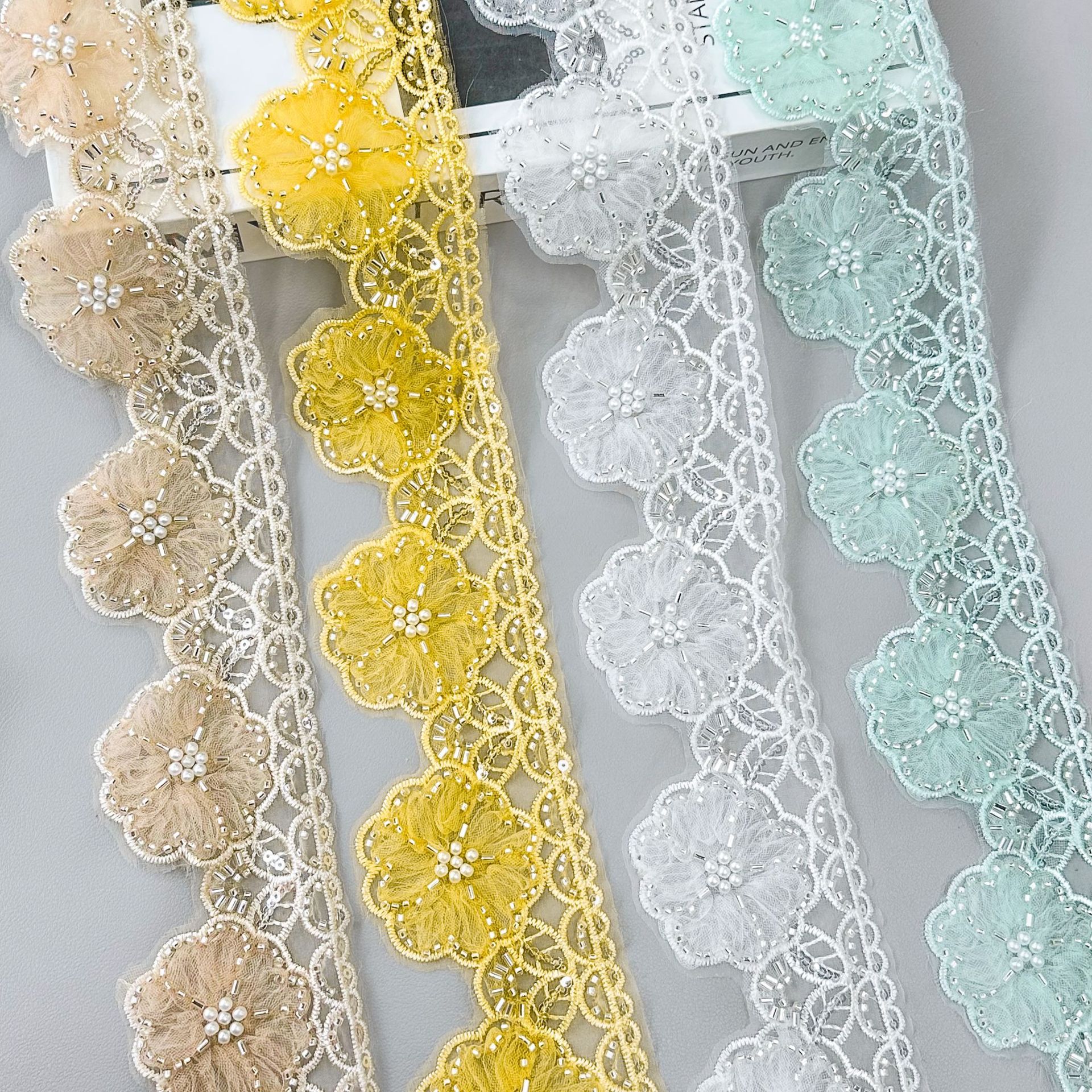 Coloridas flores de perlas encaje beige amarillo blanco azul ropa de cuatro colores DIY decoración ropa infantil ropa de mujer vestido para el hogar image 3