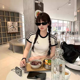 条纹正肩短袖t恤女2025新夏装设计感辣妹修身显瘦白色体恤短上衣