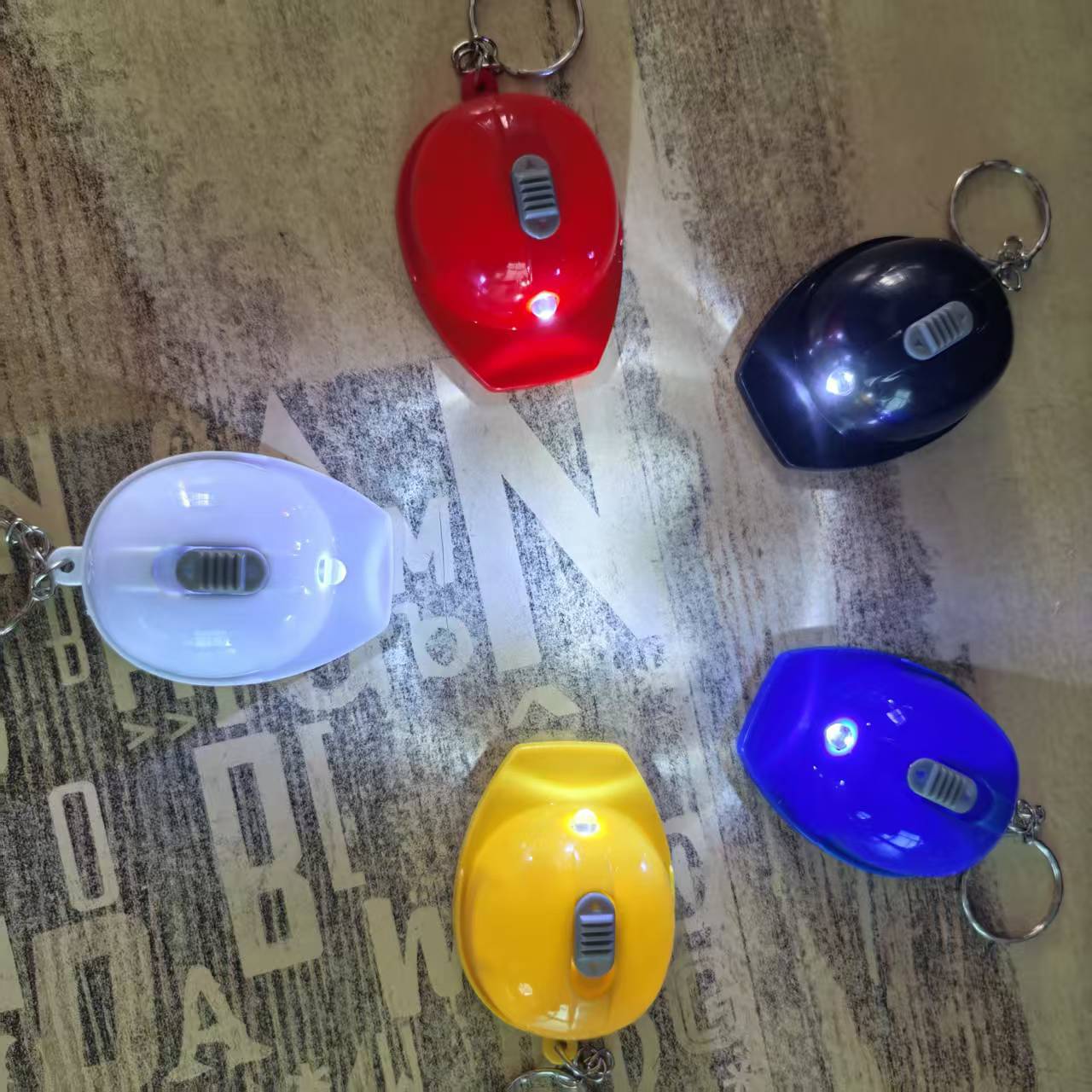 Nuevo hot sale LED casco abre botellas llavero logotipo personalizado con lámpara casco pequeño regalo