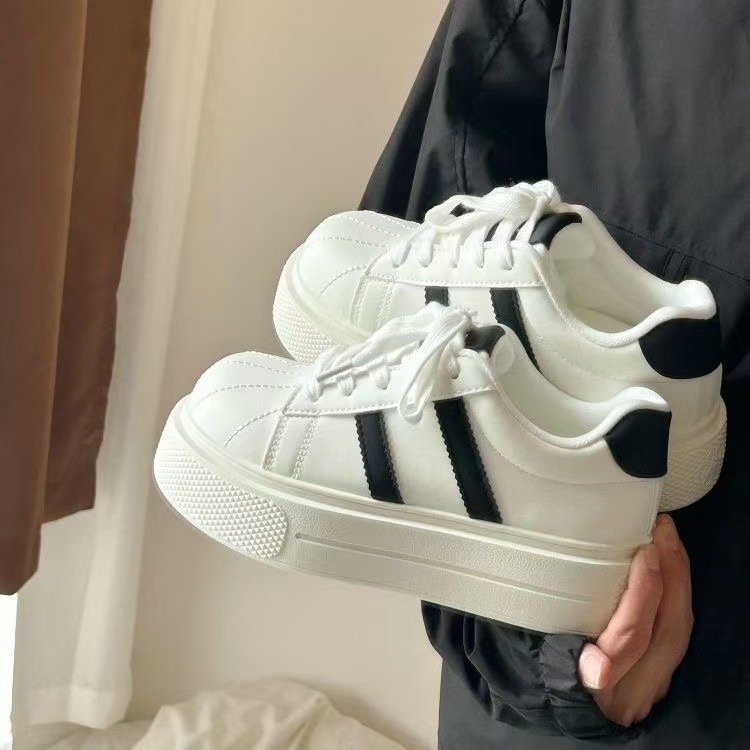 Nuevos zapatos de skate de primavera para mujeres con suela gruesa aumentando la altura de los zapatos blancos de nicho coreanos para estudiantes casuales de bajo nivel