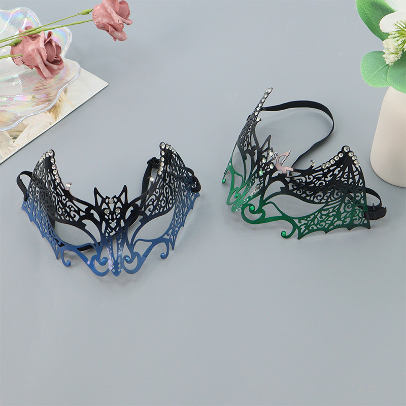 Carnaval de Halloween Máscara de metal veneciano con pintura en aerosol de diamantes de murciélago Máscara de fiesta de disfraces de diamantes huecos