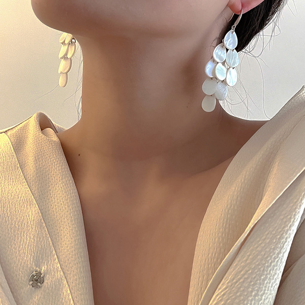Design trend long earrings drop-shaped with tassels