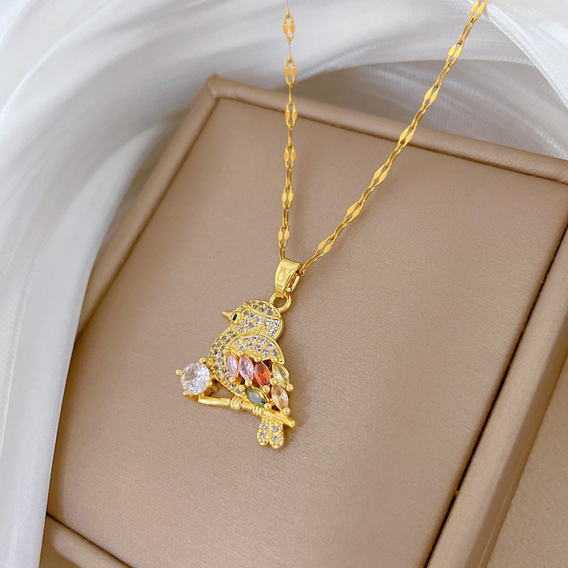 Collana con ciondolo a forma di uccello e zirconi oro_voghion.com