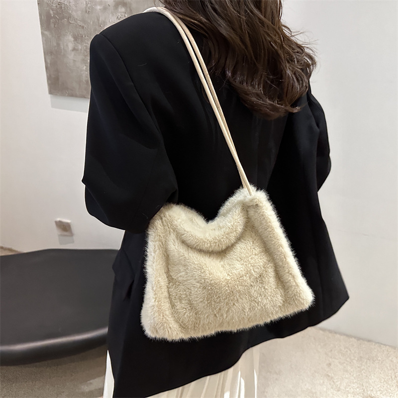 Bolso de peluche de nicho de invierno bolso de mujer 2024 moda extranjera hombro braza pequeña bolsa cuadrada bolsa de viaje de lana universal