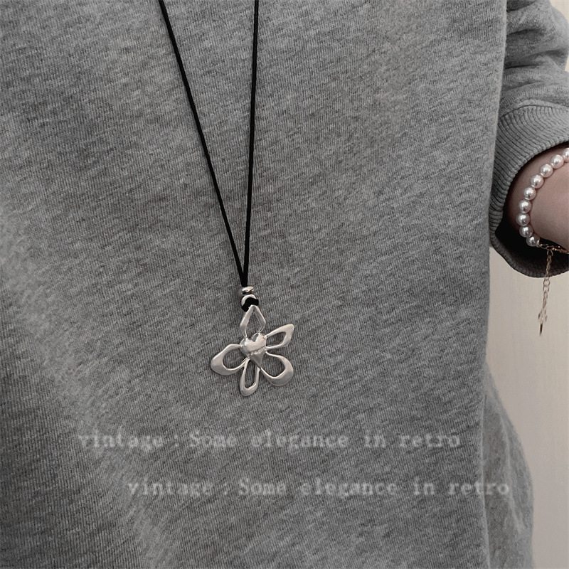 South Korea Ins Blogger Hollow Petal Black Rope Drawstring Necklace Women's Simple All-match Elegant Long Sweater Sweater Chain South Korea Ins Blogger Hollow Petal Black Rope Drawstring Necklace Women's Simple All-match Elegant Long Sweater Sweater Chain