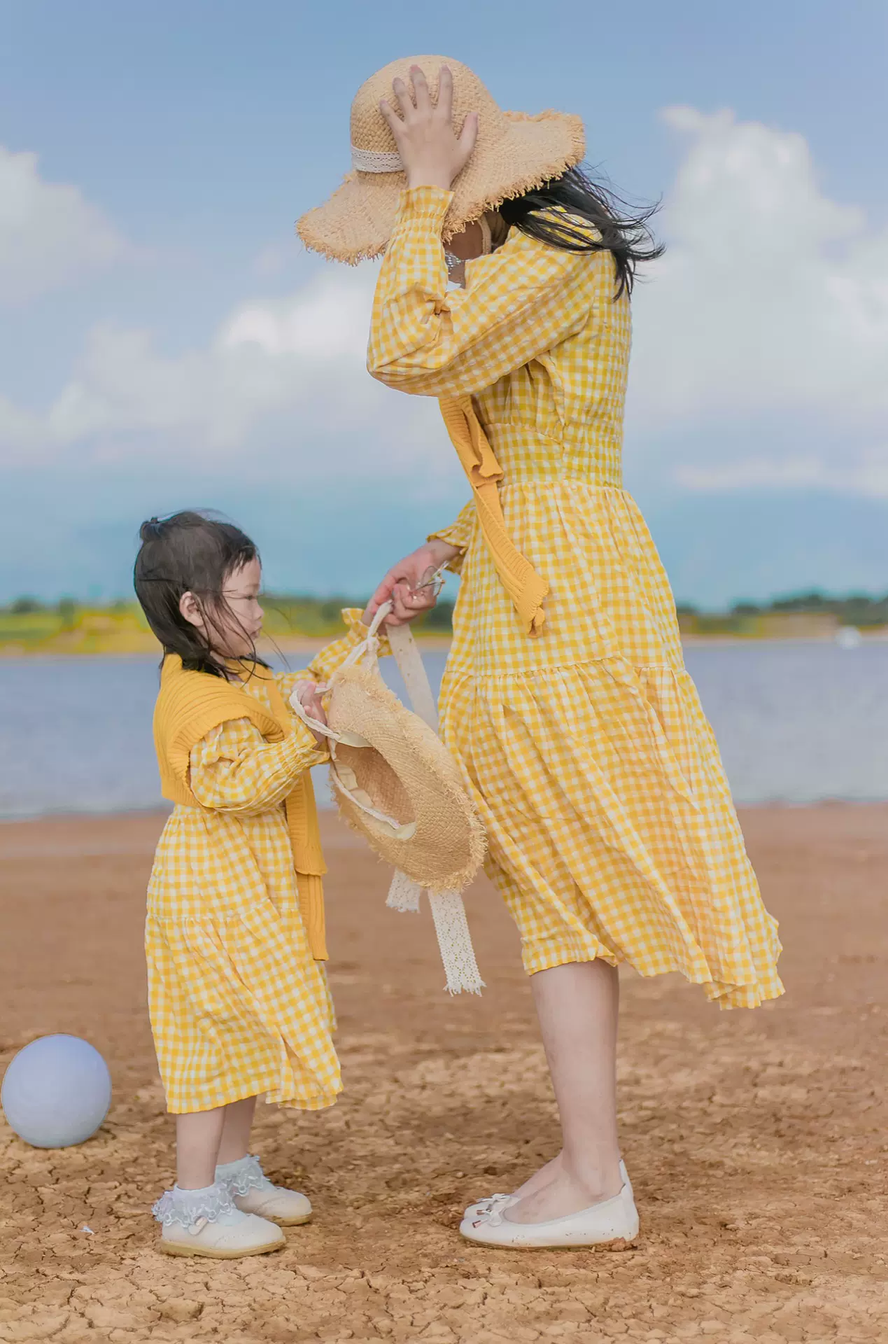 2022秋款亲子装母女装女童宝宝时尚披肩格纹连衣裙两件套洋气裙子