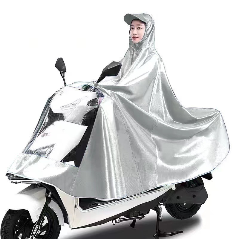 レインコート電気自動車のレインコートを大きくして、オートバイの二人のシングル男性女性が豪雨防止全身に足を隠します。|undefined