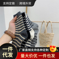 秋冬の新型の厚い保温のウサギのウールの女性の靴下の日本の中筒のストライプの保温の靴下の柔らかいモチモチのぬいぐるみの靴下の女性