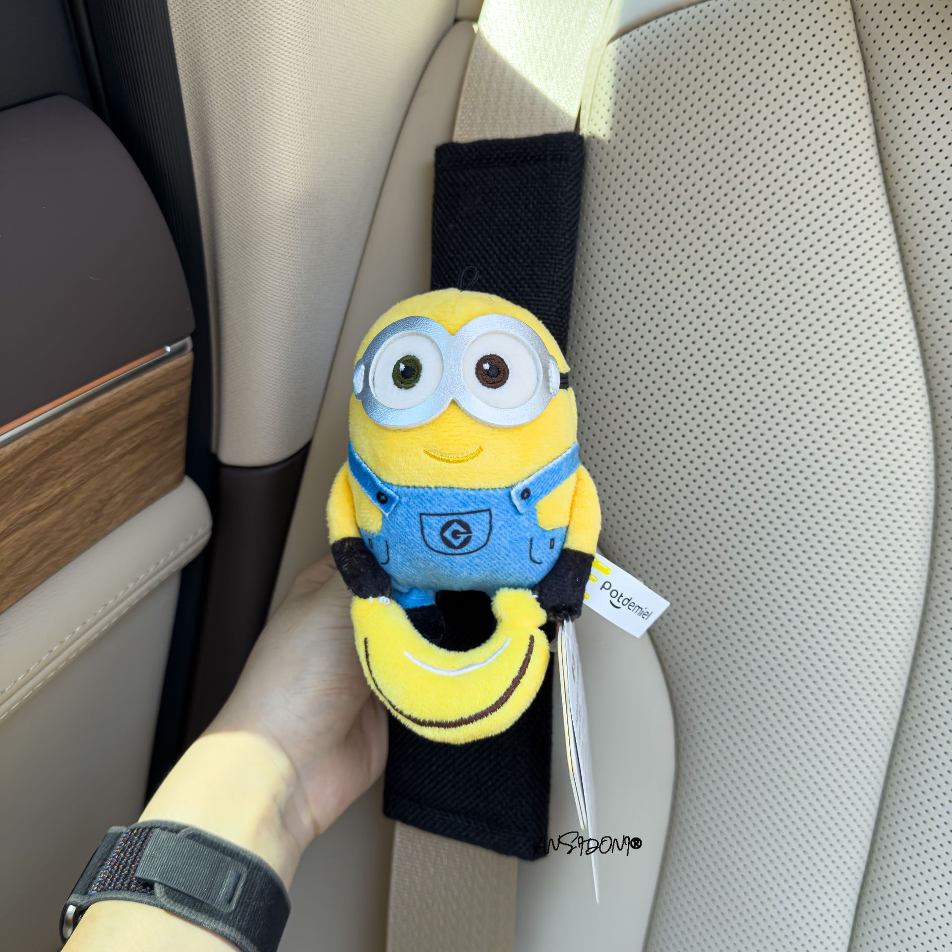 Authentic Minions Car Seatbelt Shoulder Pads Anti-Strangle Car Seatbelt Cover Car Interior Decoration Ornament for Women