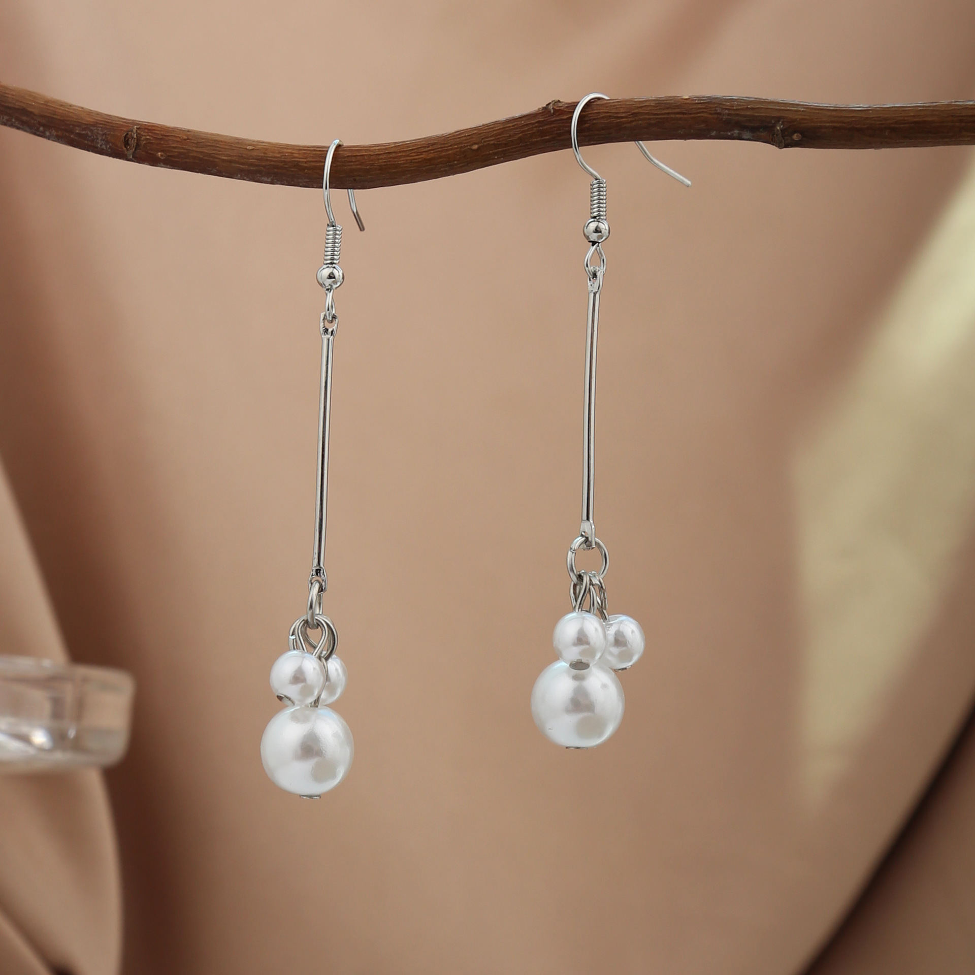 Pendientes de pétalos blancos de estilo coreano de alta gama con elegantes borlas de flores transparentes y perlas.