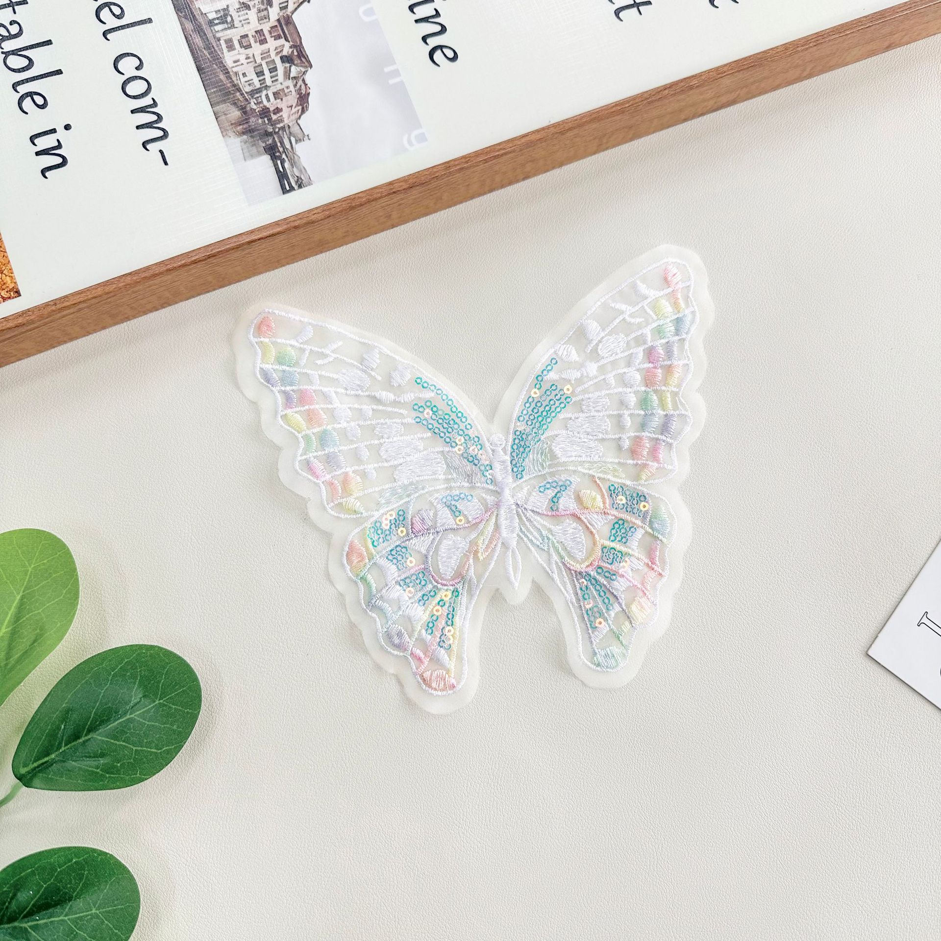 Cute dibujos animados hilo de malla de encaje cuentas de mariposa pegatinas de tela ropa de mascotas vestidos de niños ropa de ropa al por mayor