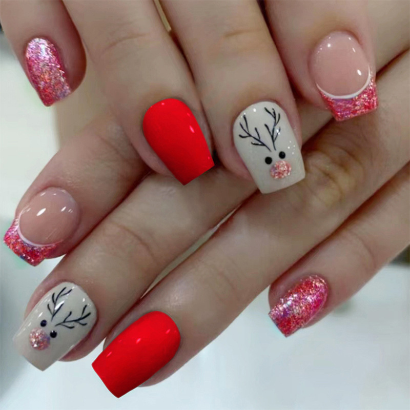 Breve balletto, nail art rossa festosa, alci natalizi, unghie finte rosa scintillanti, graziose armature da indossare_voghion.com