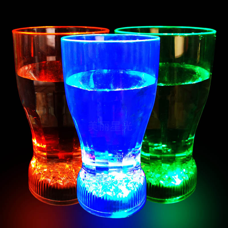 Taza de cerveza luminosa mediana al por mayor Taza de coleta led Taza de cerveza cuadrada Suministros de atmósfera Fabricante de taza luminosa