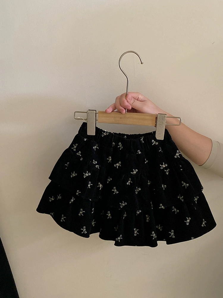 Pleated skirt with bow, western style