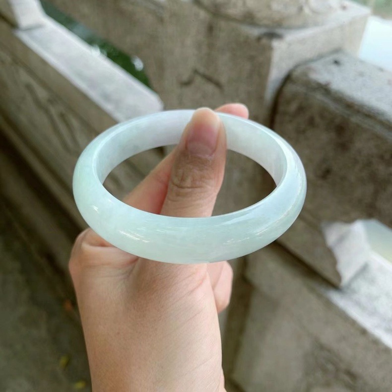 Vòng tay nữ ngọc bích tự nhiên cao cấp dưỡng ẩm màu xanh nhạt chi tiết 6