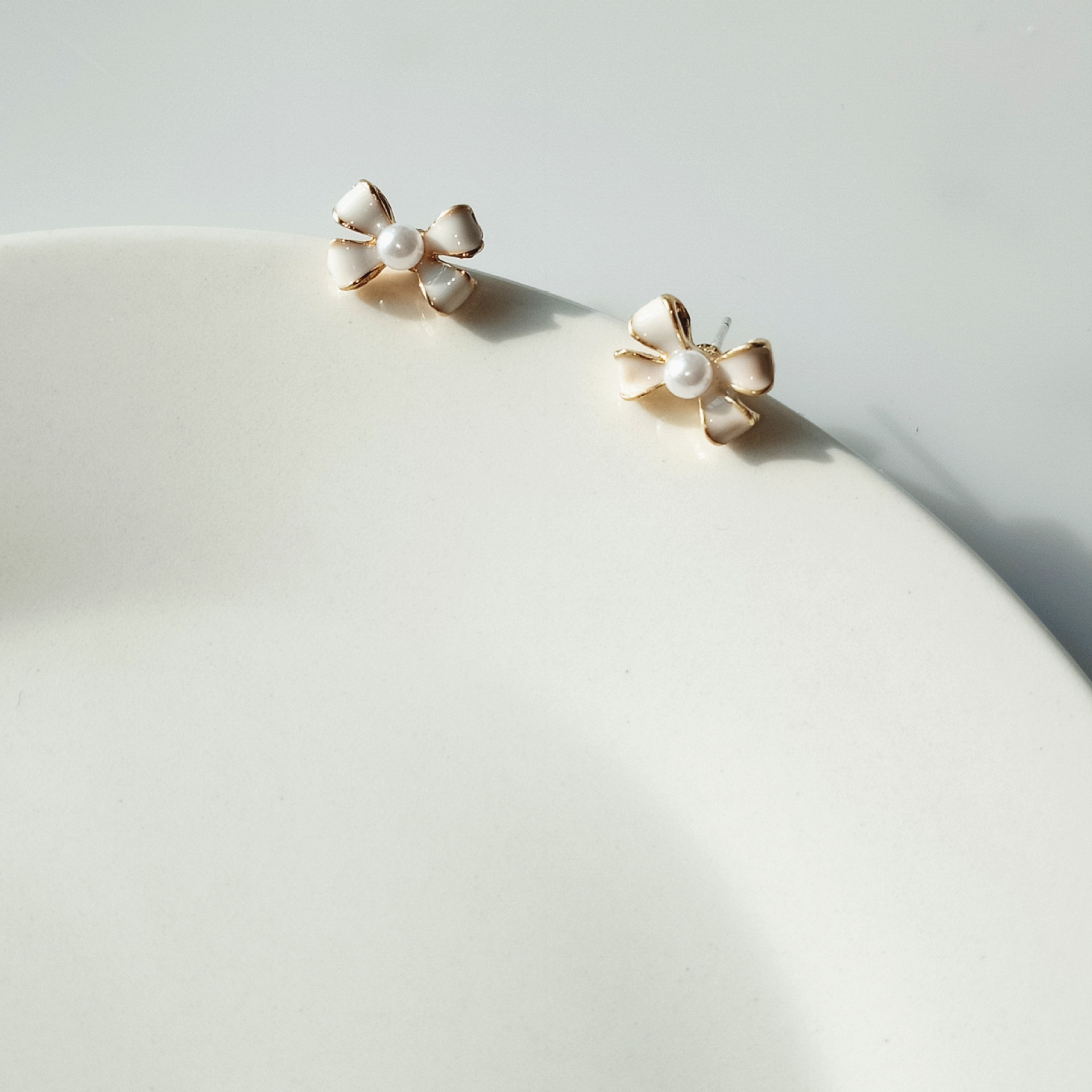 Simple Style Bow Knot Alloy Enamel Artificial Pearls Ear Studs display picture 3