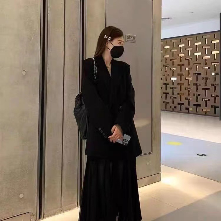 春と秋の新型コートの女性デザイン感があります。