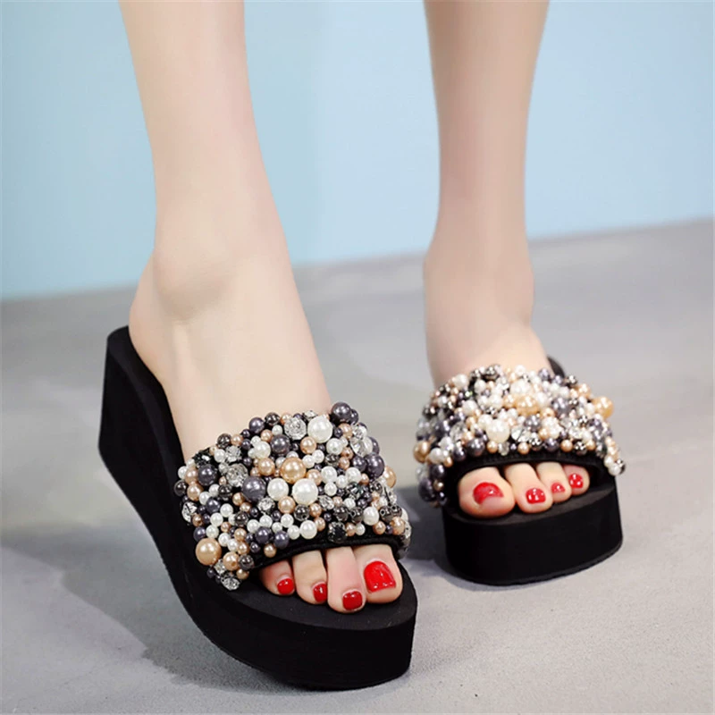 Фабрика оптовая мода жемчуг толстая подошва летом носить женские тапочки полутолщенные повседневные удобные холодные тапочки на высоком каблуке