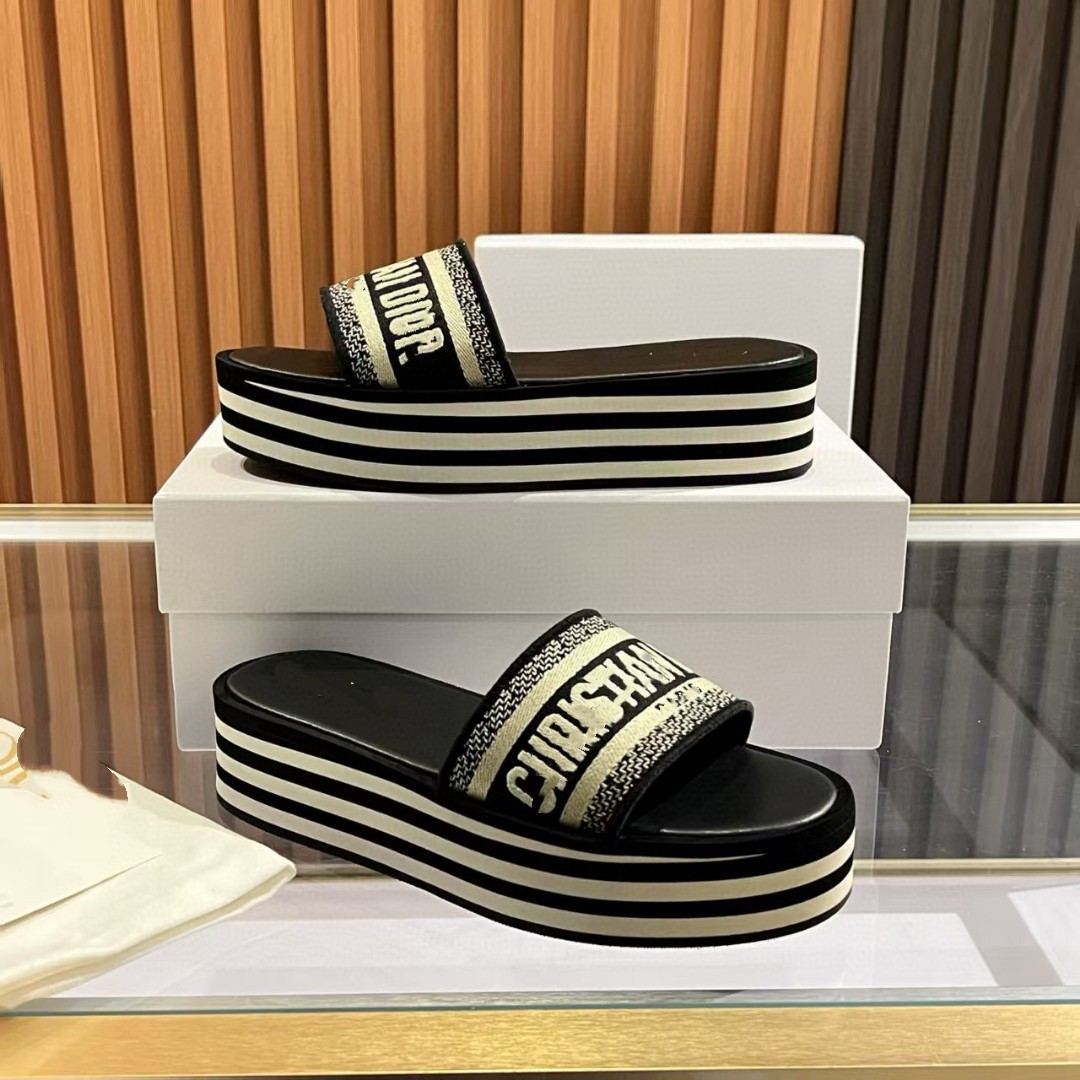 Versión alta 25 nuevas zapatillas bordadas de moda D zapatillas de playa casuales de un pie de altura