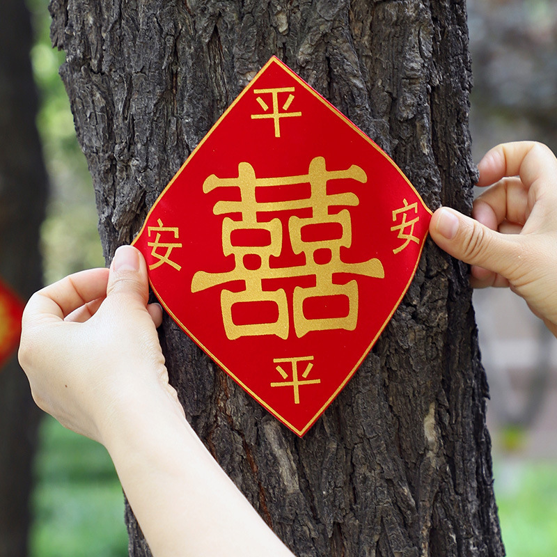 Papel rojo flocado no tejido con sello de cubierta de pozo con pegatina autoadhesiva guiada por el camino