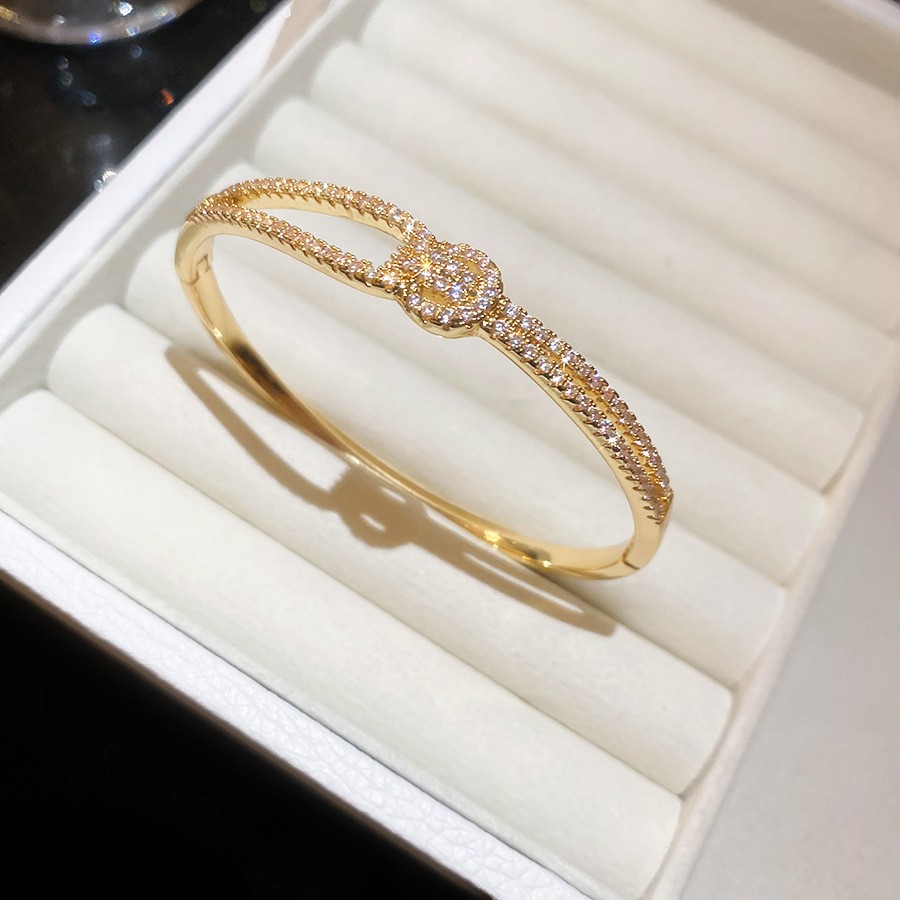Pulsera Abierta con Letras Incrustadas de Diamantes y Baño de Oro Real, Pulsera Versátil de Nicho, Nuevo Modelo 2026, Joyería de Lujo Ligero de Alta Gama para Mujer
