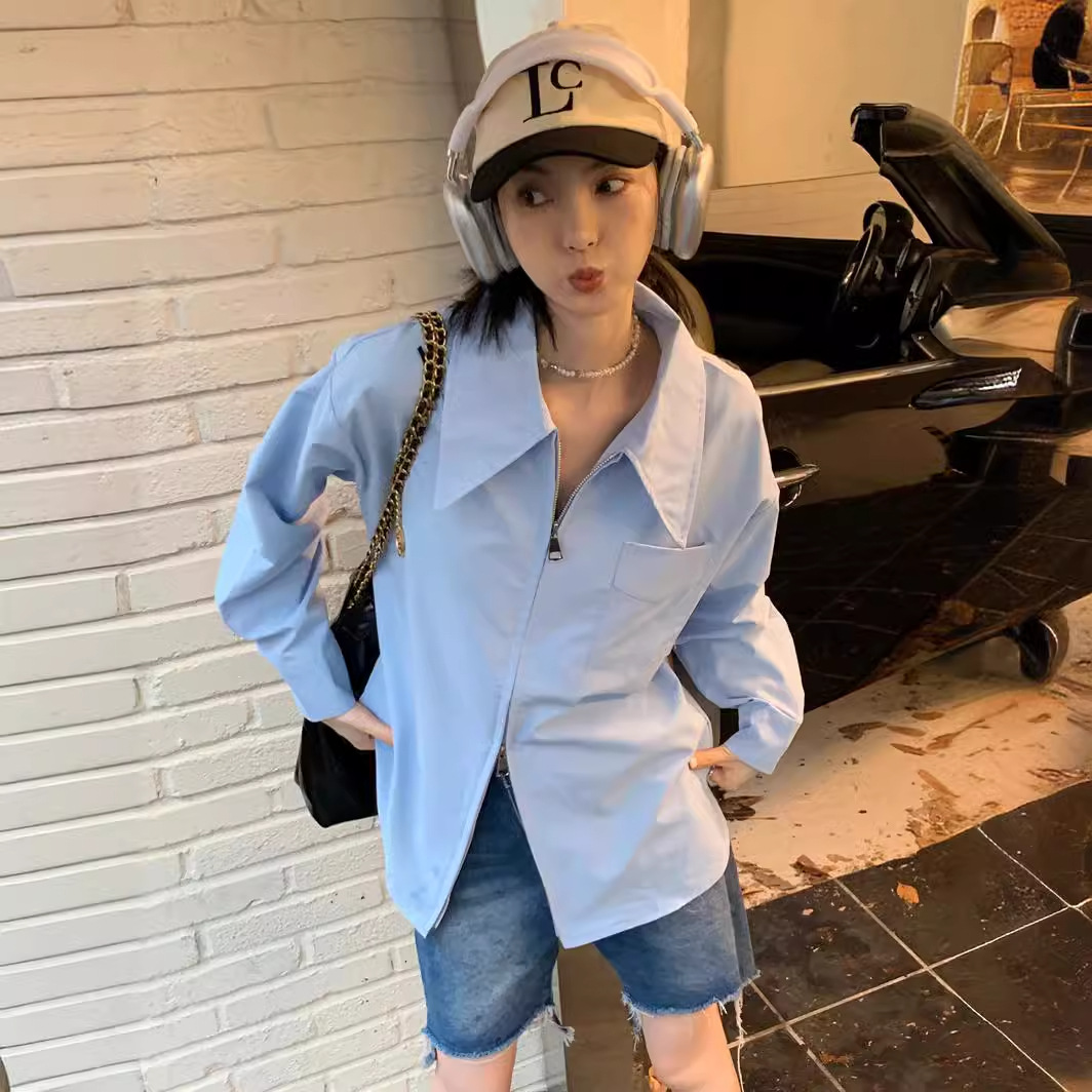 Chaqueta estilo Chanel blanca con doble cremallera, combinada con una nueva camiseta o camisa de verano para mujer, de corte holgado con cremallera.
