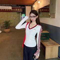设计感蝴蝶结刺绣长袖V领白色T恤女秋季别致撞色修身显瘦套头上衣