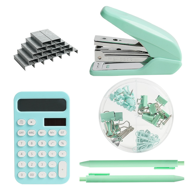 Groene bureauset met nietmachine, nietjes en rekenmachine. E-commerce set op voorraad._voghion.com